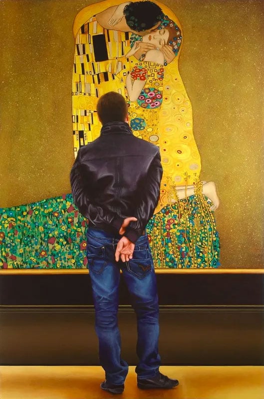 Painting of a man looking at "Kiss" painting by Gustav Klimt